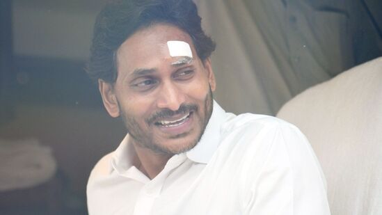 సీఎం జగన్ (Attck on CM Jagan)పై గుర్తుతెలియని వ్యక్తులు రాయితో దాడి చేసి సంగతి తెలిసిందే. వైద్యుల సూచనలతో ఒక రోజు విశ్రాంతి తీసుకున్న సీఎం జగన్...ఇవాళ తిరిగి బస్సు యాత్ర(CM Jagan Bus Yatra) ప్రారంభించారు. కృష్ణా జిల్లా కేసరాపల్లి నుంచి సీఎం జగన్ బస్సు యాత్ర ప్రారంభమైంది. రాళ్ల దాడితో పోలీసులు భద్రత కట్టుదిట్టం చేశారు. &nbsp;