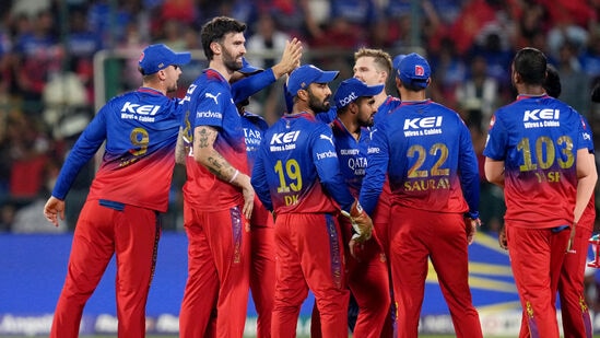 IPL 2024 Points Table after rcb vs srh: ఐపీఎల్ 2024లో అందరి కన్నా ఎక్కువగా ఏడు మ్యాచ్ లు ఆడిన ఆర్సీబీ తాజాగా సన్ రైజర్స్ చేతుల్లో దారుణ పరాజయంతో చివరి స్థానంలో కొనసాగుతోంది. ఆ టీమ్ 7 మ్యాచ్ లలో ఒకే ఒక్క విజయం, ఆరు ఓటములతో 2 పాయింట్లు, -1.185 నెట్ రన్ రేట్ తో ఉంది.