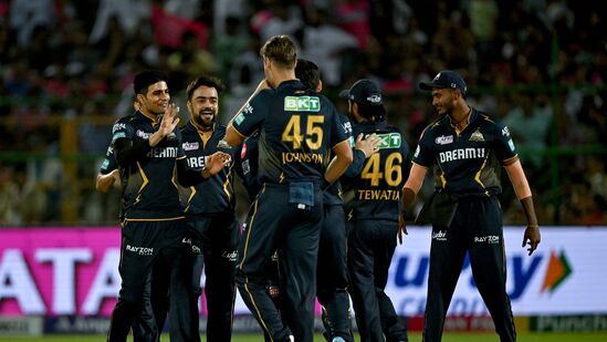 IPL 2024 Points Table after rcb vs srh: గుజరాత్ టైటన్స్ కూడా 6 మ్యాచ్ లలో 3 గెలిచి, మరో మూడు ఓడి ఆరు పాయింట్లతోనే ఉన్నా.. వాళ్ల నెట్ రన్ రేట్ -0.637 గా ఉండటంతో ఆరోస్థానానికి పరిమితమైంది.