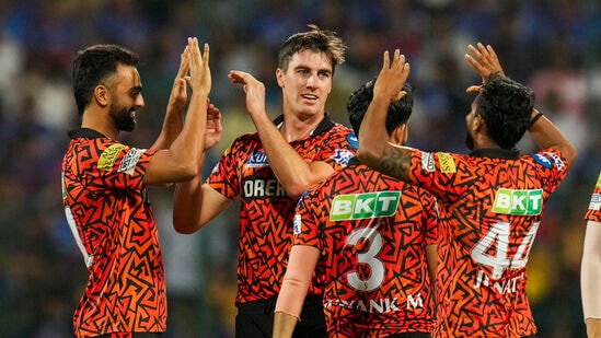 IPL 2024 Points Table after rcb vs srh: ఆర్సీబీపై గెలిచిన తర్వాత సన్ రైజర్స్ హైదరాబాద్ 6 మ్యాచ్ లలో 4 గెలిచి, రెండు ఓడి 8 పాయింట్లతో ఉంది. కేకేఆర్, సీఎస్కే ఖాతాల్లోనూ 8 పాయింట్లే ఉన్నా.. నెట్ రన్ రేట్ (0.502) విషయంలో ఎస్ఆర్‌హెచ్ వెనుకబడింది. ఐపీఎల్లో రికార్డు స్కోరుతో చరిత్ర సృష్టించిన సన్ రైజర్స్.. భారీ విజయం సాధించి ఉంటే రెండో స్థానానికి కూడా దూసుకెళ్లే అవకాశం ఉండేది. కానీ 25 పరుగులతోనే గెలవడంతో నాలుగో స్థానంలోనే ఉంది.