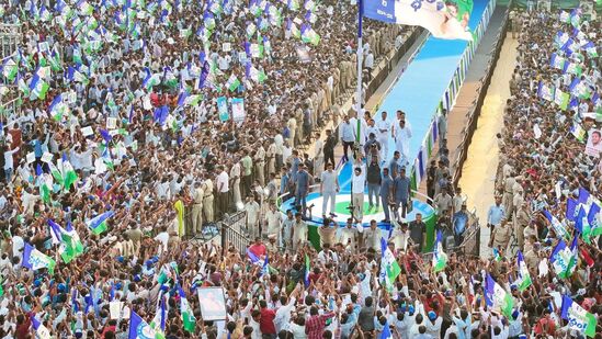 చంద్రబాబుకు నాపై కోపం ఎక్కువని, నాకేదో అయిపోవాలని శాపనార్థాలు పెడుతున్నారని సీఎం జగన్ ఆరోపించారు. చంద్రబాబును ఆ ప్రశ్న అడిగినందుకే నాపై కోపం పెంచుకున్నారన్నారు. ప్రజలను మోసం చేస్తూ ఎందుకు నటిస్తున్నావని చంద్రబాబును అడిగానన్నారు.&nbsp;