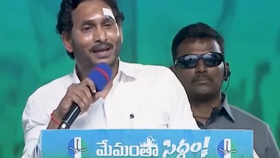 మోసాలు, పొత్తులను నమ్ముకుని చంద్రబాబు రాజకీయాలు చేస్తున్నారని సీఎం జగన్ విమర్శించారు. జగన్‌కు వ్యతిరేకంగా ప్రతిపక్షాలన్నీ ఒక్కటయ్యాయన్నారు. నాపై ఎక్కుపెట్టిన బాణాలన్నీ సంక్షేమ పథకాలకు తగులుతాయన్నారు.&nbsp;