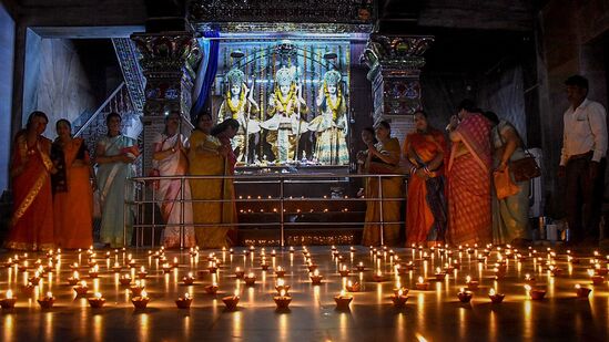 భోపాల్ లోని ఓ ఆలయంలో శ్రీరామనవమి పర్వదినాన్ని పురస్కరించుకుని భక్తులు మంగళవారం నూనె దీపాలు వెలిగించారు.