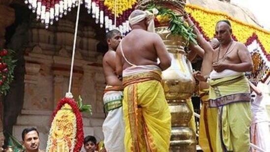 కంకణబట్టర్‌ రాజేష్ కుమార్ మాట్లాడుతూ.., ముందుగా గరుడ ధ్వజపటాన్ని ఊరేగింపుగా తీసుకొచ్చి గరుడ ప్రతిష్ట, ప్రాణప్రతిష్ట, నేత్రోల్మీలనం నిర్వహించామన్నారు. ధ్వజస్తంభానికి నవకలశ పంచామృతాభిషేకం చేసినట్టు చెప్పారు. రాగతాళ నివేదన ద్వారా ఇంద్రాది సకలదేవతలను, నవగ్రహాలను, అష్టదిక్పాలకులను బ్రహ్మోత్సవాలకు ఆహ్వానించినట్టు వివరించారు.