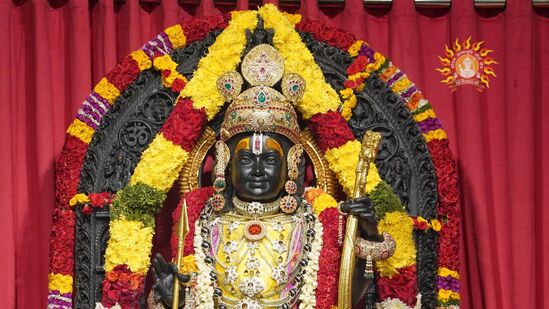అయోధ్య బలరాముని దర్శనం ఈ రాత్రి 11 గంటల వరకు అందుబాటులో ఉంటుంది. సాధారణ రోజుల్లో కంటే భక్తులు ఎక్కువగా ఉన్నందున, నిర్వాహక మండలి 19 గంటల పాటు రాముడి దర్శనానికి అనుమతించింది