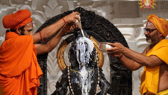 రామనవమి వేడుకల సందర్భంగా రామ్ లల్లా విగ్రహానికి అర్చకులు వివిధ అభిషేకాలు నిర్వహించారు.