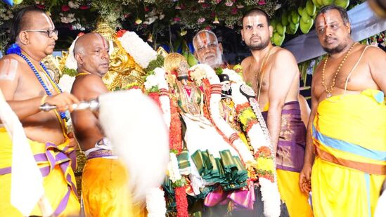 సీతారాముల ఉత్సవ మూర్తులను ప్రదర్శిస్తున్న అర్చకులు