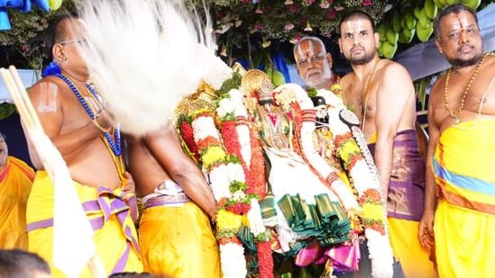 శ్రీరామ నవమి సందర్భంగా స్వామి వారికి సేవలు నిర్వహిస్తోన్న అర్చకులు
