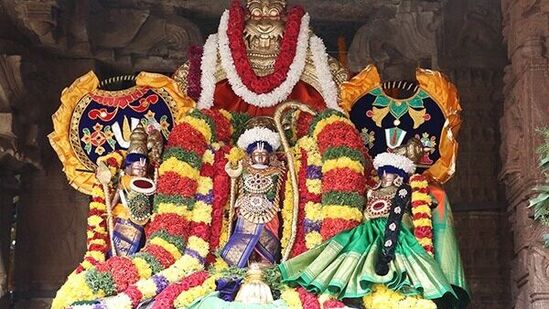 ధ్వజారోహణంతో వైభవంగా &nbsp;శ్రీ కోదండరామస్వామి శ్రీరామనవమి బ్రహ్మోత్సవాలు ప్రారంభమయ్యాయి. &nbsp;ఉదయం 10.30 నుండి 11 గంటల మధ్య మిథున‌ లగ్నంలో పాంచరాత్ర ఆగమశాస్త్రబద్ధంగా గరుడపటాన్ని ప్రతిష్టించి శాస్త్రోక్తంగా ధ్వజారోహణ ఘట్టం నిర్వ‌హించారు. కంకణబట్టర్‌ శ్రీ రాజేష్ కుమార్ ఆధ్వర్యంలో ఈ కార్యక్రమం జరిగింది.