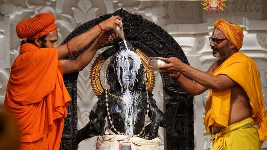 అయోధ్యలోని రామాలయంలో శ్రీరామనవమి పర్వదినాన్ని పురస్కరించుకుని అర్చకులు రామ్ లల్లాకు ప్రత్యేక అభిషేకం నిర్వహించారు.