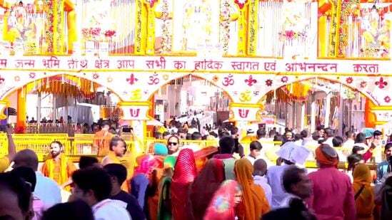 ఆలయ సందర్శనకు ముందు భక్తులు సరయూ నది పవిత్ర జలాల్లో స్నానమాచరించారు. తెల్లవారుజామున 3.30 గంటలకు ఆలయంలో దర్శనం ప్రారంభమైంది.&nbsp;
