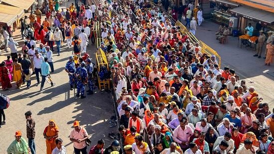 అయోధ్య రామమందిరంలోకి ప్రవేశించడానికి రామ భక్తులు హనుమాన్ ఆలయం నుండి క్యూలో ఉన్నారు
