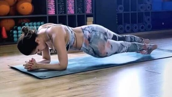Malaika Arora Yoga: తాజా ఫొటోలు, వీడియోల్లోనూ మలైకా సీరియస్ గా వర్కౌట్స్ చేస్తూ కనిపించింది.