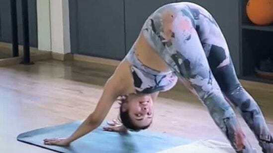 Malaika Arora Yoga: ఒంటిని ఇలా స్ప్రింగులా వంచుతూ మలైకా చేసిన హాట్ షో కూడా అభిమానులను బాగా ఆకర్షిస్తోంది