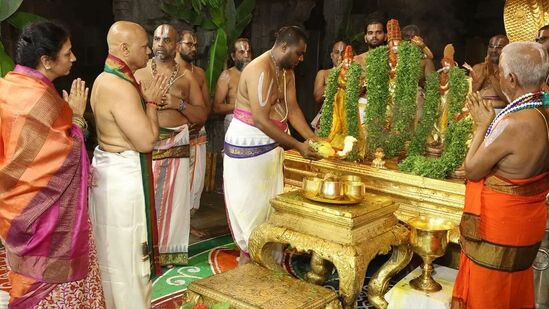 ఈ సందర్భంగా తైత్తరీయ ఉపనిషత్తు, పురుషసూక్తం, శ్రీసూక్తం, భూసూక్తం, నీలాసూక్తం, పంచశాంతి మంత్రములు, దివ్యప్రభందములోని అభిషేక సమయంలో అనుసంధానం చేసే పాశురాలను వేదపండితులు పఠించారు. ఈ వేద పఠనంతో శ్రీవారి ఆలయం మరింత ఆధ్యాత్మిక శోభను సంతరించుకుంది. &nbsp;