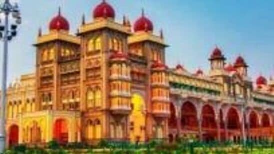అంబా విలాస్ ప్యాలెస్ అని పిలిచే ఈ భవనం… పాత ప్యాలెస్ అగ్నికి ఆహుతైన తరువాత నిర్మించారు. ఇది ఇప్పుడు ఒక ముఖ్యమైన పర్యాటక ప్రదేశంగా ఉంది.&nbsp;