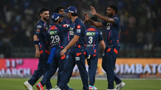 Mumbai Indians Brand Value: ఐపీఎల్ 2022లో అడుగుపెట్టిన లక్నో సూపర్ జెయింట్స్, గుజరాత్ టైటన్స్ బ్రాండ్ వాల్యూ కూడా బాగానే ఉంది. లక్నో టీమ్ బ్రాండ్ వాల్యూ 4.7 కోట్ల డాలర్లు కాగా.. గుజరాత్ టైటన్స్ బ్రాండ్ వాల్యూ 6.54 కోట్ల డాలర్లు ఉంది.