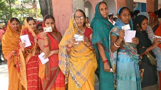 బిహార్ లోని గయలో ఓటేసేందుకు వచ్చిన మహిళలు