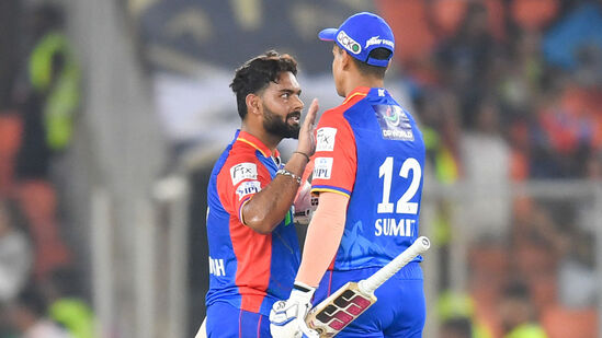 Mumbai Indians Brand Value: ఢిల్లీ క్యాపిటల్స్ బ్రాండ్ వాల్యూ 6.41 కోట్ల డాలర్లుగా ఉంది. ఈ టీమ్ కూడా ఇప్పటి వరకూ టైటిల్ గెలవలేదు. అయినా ఈ జట్టుకు ఫ్యాన్ ఫాలోయింగ్ బాగానే ఉంది. రిషబ్ పంత్, డేవిడ్ వార్నర్ లాంటి ప్లేయర్స్ ఈ జట్టు బలం.