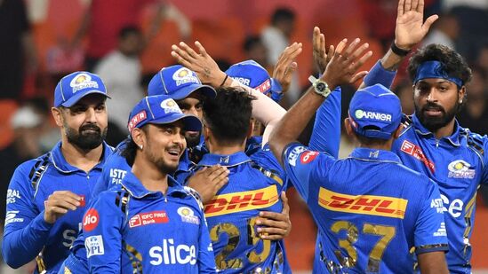 Mumbai Indians Brand Value: ఐపీఎల్ టీమ్స్ బ్రాండ్ వాల్యూలో ముంబై ఇండియన్స్ టాప్ లో ఉంది. ఆ ఫ్రాంఛైజీ బ్రాండ్ వాల్యూ 8.7 కోట్ల డాలర్లు. అంటే మన కరెన్సీలో సుమారు రూ.725 కోట్లు. ఐదుసార్లు ఐపీఎల్ ట్రోఫీ గెలవడంతోపాటు రోహిత్ శర్మ, బుమ్రాలాంటి ప్లేయర్స్ తో ముంబై ఇండియన్స్ బ్రాండ్ వాల్యూ పెరుగుతూ వెళ్తోంది.