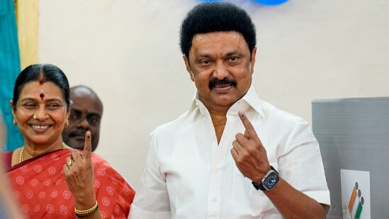 తమిళనాడు ముఖ్యమంత్రి ఎంకే స్టాలిన్, ఆయన సతీమణి చెన్నైలోని ఓ పోలింగ్ కేంద్రంలో ఓటు వేశారు.