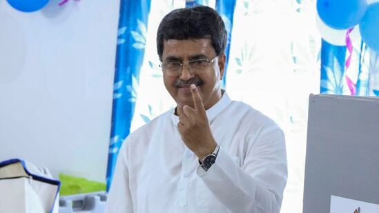 అగర్తలాలో తొలి దశ లోక్ సభ ఎన్నికల్లో ఓటు వేసిన త్రిపుర ముఖ్యమంత్రి మాణిక్ సాహా.