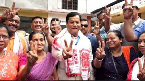 అస్సాంలోని దిబ్రూగఢ్ లో తొలి దశ లోక్ సభ ఎన్నికల సందర్భంగా బీజేపీ నేత సర్బానంద సోనోవాల్ తన ఓటు హక్కును వినియోగించుకున్నారు.