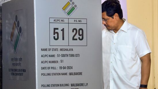 మేఘాలయ ముఖ్యమంత్రి కాన్రాడ్ సంగ్మా పశ్చిమ గారో హిల్స్ జిల్లాలో తొలి దశ లోక్ సభ ఎన్నికల్లో తన ఓటు హక్కును వినియోగించుకున్నారు.
