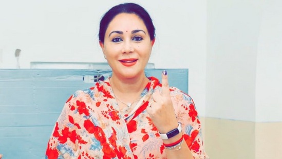 లోక్ సభ ఎన్నికల తొలి దశ పోలింగ్ లో శుక్రవారం ఉదయమే ఓటు వేసిన రాజస్థాన్ ఉపముఖ్యమంత్రి దియా కుమారి.