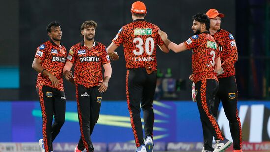 DC vs SRH: హైదరాబాద్ మరో గ్రాండ్ విక్టరీ.. రికార్డుల మోతతో ఢిల్లీని చిత్తుచేసిన సన్‍రైజర్స్.. వరుసగా నాలుగో గెలుపు