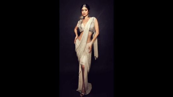 మౌని రాయ్ చెవిపోగులు, ఉంగరాలు, హై హీల్స్‌తో ఆమె సొగసైన రూపాన్ని ఆకర్షణీయంగా అలంకరించుకుంది. అలాగే వయ్యారంగా పోజులు ఇచ్చింది.&nbsp;&nbsp;