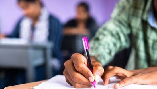 https://telugu.hindustantimes.com/andhra-pradesh-ap-ssc-10th-result-2024 లింక్ తో విద్యార్థులు సింపుల్ గా &nbsp;ఏపీ పదో తరగతి &nbsp;ఫలితాలను చెక్ చేసుకోవచ్చు.