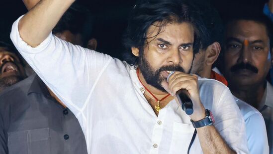 జనసేన అధ్యక్షుడు పవన్ కల్యాణ్ తాడేపల్లిగూడెం, ఉంగుటూరు పర్యటన వాయిదా పడింది. &nbsp;పవన్ కల్యాణ్ ప్రయాణించాల్సిన హెలికాప్టర్ లో సాంకేతికత సమస్య తలెత్తింది. హెలికాప్టర్ టేకాఫ్ సమయంలో ఇంజిన్ లో సమస్య తలెత్తింది.&nbsp;