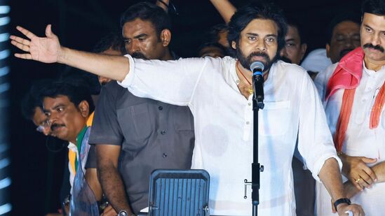పిఠాపురం నియోజక వర్గం నుంచి పవన్ ...తాడేపల్లిగూడెం సభకు రావల్సి ఉండగా ఈ అవాంతరం ఏర్పడింది. ఫలితంగా తాడేపల్లిగూడెం, ఉంగుటూరు సభలు వాయిదా పడినట్లు జనసేన ప్రకటించింది. &nbsp; తాడేపల్లిగూడెం, ఉంగుటూరు నియోజక వర్గాలలో సభలను మరొక రోజు నిర్వహిస్తామని జనసేన ప్రకటించింది. &nbsp; &nbsp;