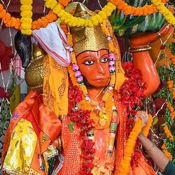 హనుమాన్ జయంతిని పురస్కరించుకుని నిర్వహించే శోభాయాత్ర సందర్భంగా జహంగీర్ పురిలో మంగళవారం పోలీసులు భద్రతను కట్టుదిట్టం చేశారు.