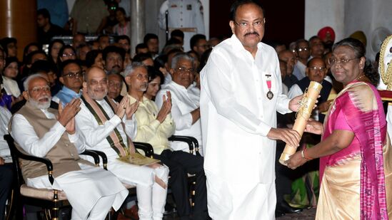 ఎం.వెంకయ్యనాయుడు (ప్రజా వ్యవహారాలు, ఆంధ్రప్రదేశ్): ఎం.వెంకయ్యనాయుడు 2017 నుంచి 2022 వరకు భారత ఉపరాష్ట్రపతిగా పనిచేసిన ఒక ప్రముఖ భారతీయ రాజకీయ నాయకుడు.&nbsp;