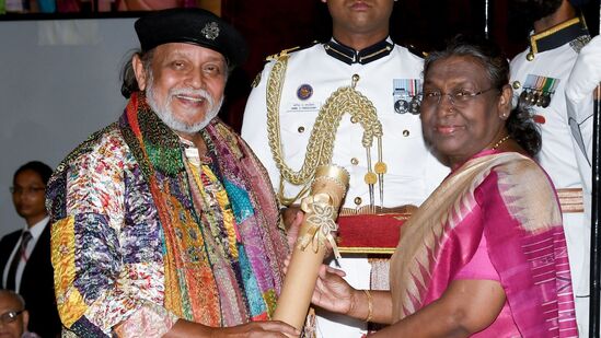 మిథున్ చక్రవర్తి (కళ, పశ్చిమ బెంగాల్): మిథున్ చక్రవర్తి ఒక ప్రముఖ భారతీయ నటుడు, రాజకీయ నాయకుడు, అతను బెంగాలీ, హిందీ సినిమాల్లో పనిచేశాడు. 350కి పైగా చిత్రాల్లో నటించిన ఆయన నటనకు పలు అవార్డులు దక్కాయి.&nbsp;