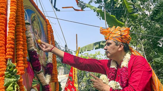 శోభాయాత్రలు, ఊరేగింపులు, సాంస్కృతిక ప్రదర్శనలు, ప్రసాదాల పంపిణీతో హనుమాన్ జయంతి ఉత్సవాలను ఘనంగా జరుపుకుంటారు.