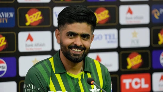 Babar Azam World Record: ఈ మూడో టీ20లో బాబర్ ఆజం 29 బంతుల్లో 37 రన్స్ చేశాడు. దీంతో అతడు టీ20ల్లో కెప్టెన్ గా అత్యధిక పరుగులు చేసిన రికార్డును సొంతం చేసుకున్నాడు. ఇప్పటి వరకూ బాబర్ ఆజం 67 ఇన్నింగ్స్ లో 2246 రన్స్ చేశాడు. ఈ క్రమంలో ఇన్నాళ్లూ ఆస్ట్రేలియా మాజీ కెప్టెన్ ఆరోన్ ఫించ్ పేరుతో ఉన్న రికార్డును బ్రేక్ చేశాడు.