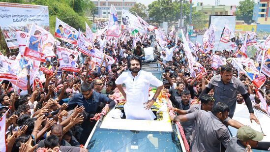 పిఠాపురం అసెంబ్లీ జనసేన అభ్యర్థిగా పవన్ కల్యాణ్ రెండు నామినేషన్ పత్రాలు దాఖలు చేశారు. నామినేషన్ చేసిన అనంతరం మీడియాతో మాట్లాడారు. ఐదేళ్లుగా రాష్ట్రంలో సాగుతున్న ప్రభుత్వ దమనకాండకు చరమగీతం పలికే సమయం ఆసన్నమైందన్నారు. ఈ ఎన్నికలు రాష్ట్రానికే కాదు భవిష్యత్ తరాలకు ఎంతో కీలకమైనవన్నారు. &nbsp;అందుకోసం టీడీపీ, బీజేపీతో కలిసి ఎన్డీఏ భాగస్వామ్య పక్షంగా ముందుకు వెళ్తున్నామని పవన్ స్పష్టం చేశారు.&nbsp;