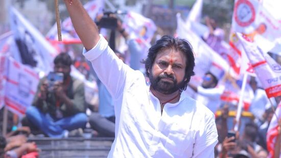 జనసేన పార్టీ మిగిలిన పార్టీలతో సమంగా బలం పుంజుకున్నప్పటికీ రాష్ట్ర ప్రయోజనాల కోసం త్యాగాలు చేసి ముందుకు వెళ్లామని పవన్ అన్నారు. మండపేట, రామచంద్రపురం, పెద్దాపురం లాంటి 40 నియోజకవర్గాల్లో బలమైన ప్రజా నాయకులు పార్టీలో ఉన్నప్పటికీ పోటీ నుంచి విరమించుకోవాల్సి వచ్చిందన్నారు. &nbsp;