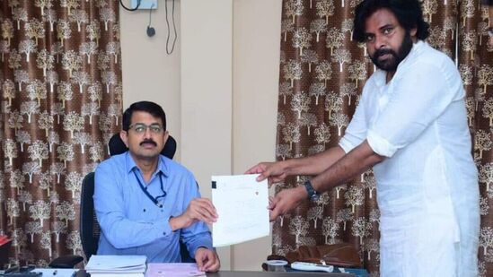 జనసేన అధ్యక్షుడు పవన్ కల్యాణ్ పిఠాపురం అసెంబ్లీ స్థానానికి ఇవాళ నామినేషన్ దాఖలు చేశారు. ఎన్నికల అఫిడవిట్ లో గత అయిదు ఆర్థిక సంవత్సరాల ఆదాయం, అప్పులు, చెల్లించిన పన్నుల వివరాలు పవన్ తెలిపారు. గత అయిదేళ్లలో పవన్ కల్యాణ్ సంపాదన రూ.114.76 కోట్లు కాగా..ఇందుకు సంబంధించి రూ.47.07 కోట్లు ఆదాయపు పన్ను, రూ.26.84 కోట్లు జీఎస్టీ చెల్లించారు.&nbsp;