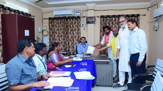 పవన్ కల్యాణ్ అప్పులు రూ.64.26 కోట్లుగా ఉన్నాయి. ఇందులో వివిధ బ్యాంకుల నుంచి రూ.17.56 కోట్లు, పలువురి నుంచి రూ.46 కోట్ల 70 లక్షలు అప్పు తీసుకున్నట్లు పవన్ తెలిపారు. &nbsp;రూ.20 కోట్లు విరాళాలు ఇచ్చినట్లు పేర్కొన్నారు.&nbsp;