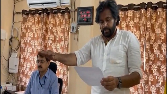 పవన్ కల్యాణ్ వివిధ సంస్థలకు, జనసేన పార్టీ చేపట్టే సేవా కార్యక్రమాలు, పార్టీ కార్యక్రమాల నిమిత్తం విరాళాలు అందించారు. ఇందులో జనసేనకు రూ.17.15 కోట్లు విరాళంగా ఇచ్చినట్లు తెలిపారు. పార్టీ చేపట్టిన కౌలు రైతు భరోసా, క్రియాశీలక కార్యకర్తలకి ప్రమాద బీమా లాంటి కార్యక్రమాలకు ఉపయోగపడేలా వేర్వేరు సందర్భాలలో విరాళాలు ఇచ్చానని పవన్ తెలిపారు.&nbsp;