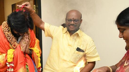 పవన్ కళ్యాణ్‌ను ఆశీర్వదిస్తున్న మాజీ ఎమ్మెల్యే వర్మ