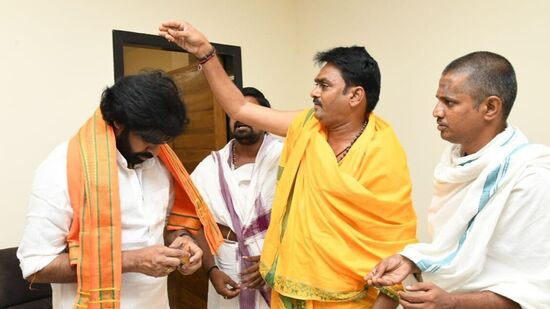పవన్ కళ్యాణ్‌ను ఆశీర్వదిస్తున్న వేదపండితులు