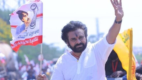 అభిమానులకు అభివాదం చేస్తున్న పవన్ కళ్యాణ్