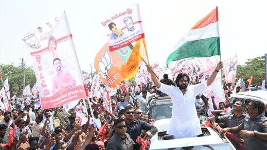 పార్టీ జెండా చేతబూని ర్యాలీగా వెళుతున్న పవన్ కళ్యాణ్