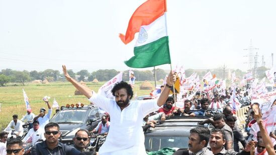 జాతీయ జెండా చేతబూని ర్యాలీగా వెళుతున్న పవన్ కళ్యాణ్‌