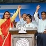 <p>పశ్చిమ బెంగాల్లోని బీర్భూమ్ జిల్లా తారాపీఠ్ వద్ద జరిగిన బహిరంగ సభలో పార్టీ అభ్యర్థి సతాబ్ది రాయ్ తో పశ్చిమ బెంగాల్ సీఎం, టీఎంసీ అధినేత్రి మమతా బెనర్జీ</p>